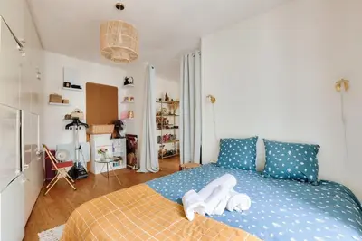 Un ou plusieurs lits dans un hébergement de l'établissement Lovely 1 BR Flat near Colonel Fabien metro station