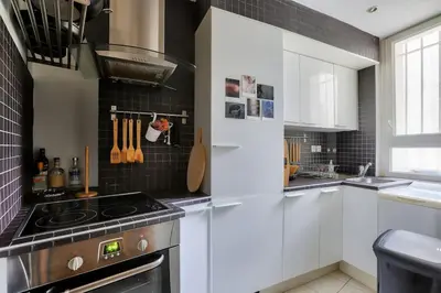 Cuisine ou kitchenette dans l'établissement Lovely 1 BR Flat near Colonel Fabien metro station
