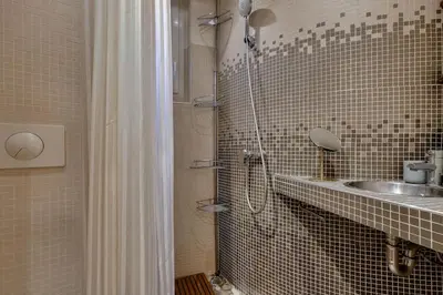 Salle de bains dans l'établissement Lovely 1 BR Flat near Colonel Fabien metro station