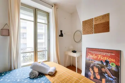 Un ou plusieurs lits dans un hébergement de l'établissement Lovely 1 BR Flat near Colonel Fabien metro station