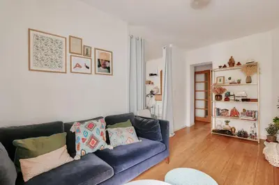 Coin salon dans l'établissement Lovely 1 BR Flat near Colonel Fabien metro station