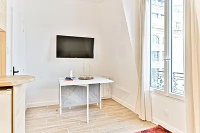 Télévision ou salle de divertissement dans l'établissement Studio à 10 minutes de la Basilique du Sacré-Cœur