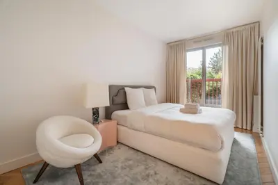 Un ou plusieurs lits dans un hébergement de l'établissement Luxury apartment on Canal Saint Martin
