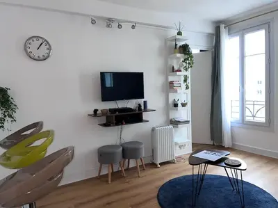 Télévision ou salle de divertissement dans l'établissement Le Point d'Eiffel - Au Cœur de Grenelle