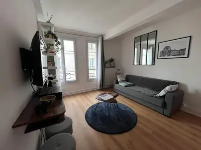 Télévision ou salle de divertissement dans l'établissement Le Point d'Eiffel - Au Cœur de Grenelle