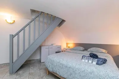 Un ou plusieurs lits dans un hébergement de l'établissement Cozy little duplex near Montmartre