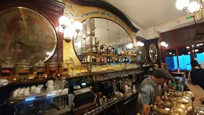 Salon ou bar de l'établissement Cozy little duplex near Montmartre
