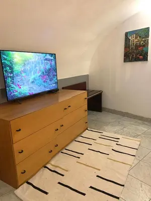 Télévision ou salle de divertissement dans l'établissement Cozy little duplex near Montmartre