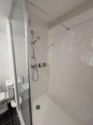 Salle de bains dans l'établissement Grand studio neuf Bagneux proche transport métro 4 Paris