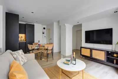 Télévision ou salle de divertissement dans l'établissement Bluestay 123 - Superb apartment in Paris