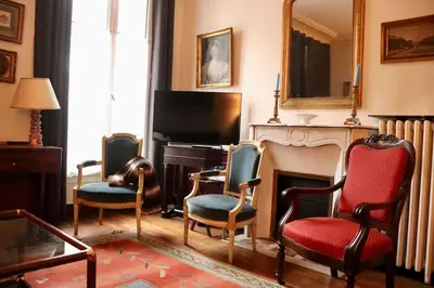 Télévision ou salle de divertissement dans l'établissement Spacious & Quiet Flat, Close to Paris Expo