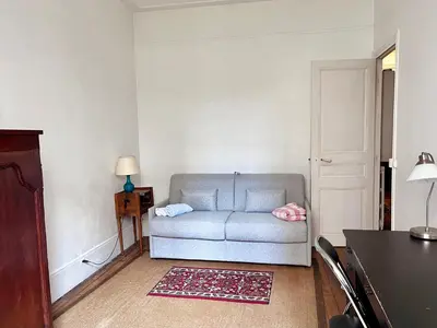Coin salon dans l'établissement Spacious & Quiet Flat, Close to Paris Expo