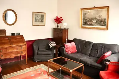 Coin salon dans l'établissement Spacious & Quiet Flat, Close to Paris Expo
