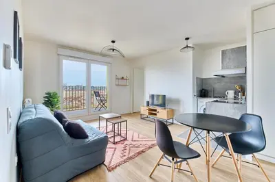 Cuisine ou kitchenette dans l'établissement Appartement 10 min de paris bien desservi-Métro 4