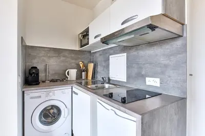 Cuisine ou kitchenette dans l'établissement Appartement 10 min de paris bien desservi-Métro 4