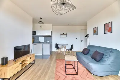 Cuisine ou kitchenette dans l'établissement Appartement 10 min de paris bien desservi-Métro 4