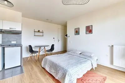 Cuisine ou kitchenette dans l'établissement Appartement 10 min de paris bien desservi-Métro 4