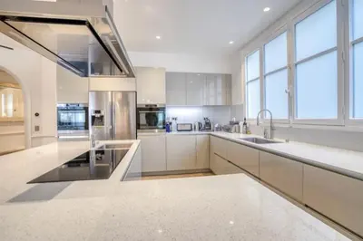 Cuisine ou kitchenette dans l'établissement Palais Privé Luxe Vue Tour Eiffel Confort Exclusif
