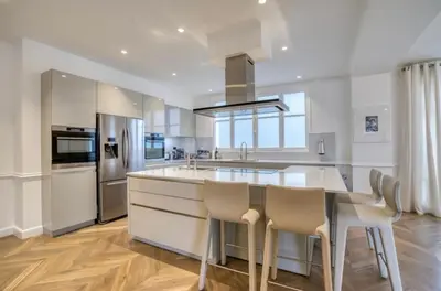 Cuisine ou kitchenette dans l'établissement Palais Privé Luxe Vue Tour Eiffel Confort Exclusif
