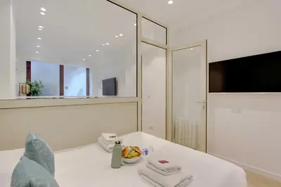 Télévision ou salle de divertissement dans l'établissement Elegant 1BR - 4P - Eiffel Tower - Trocadero