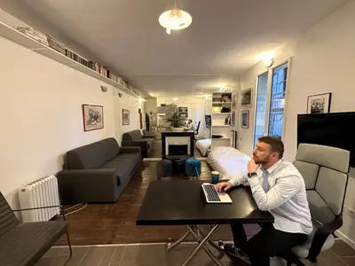 Télévision ou salle de divertissement dans l'établissement Charmant Studio BASTILLE - Votre Havre de Paix au Cœur de Paris !