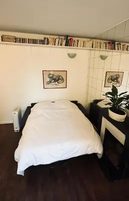 Un ou plusieurs lits dans un hébergement de l'établissement Charmant Studio BASTILLE - Votre Havre de Paix au Cœur de Paris !