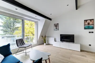 Télévision ou salle de divertissement dans l'établissement Suite New Delhi - Superbe Appartement