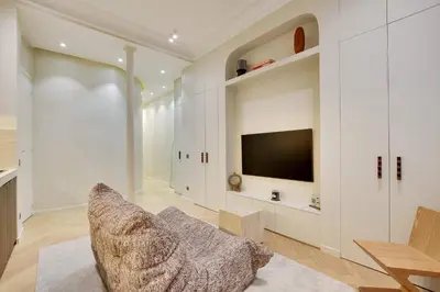 Télévision ou salle de divertissement dans l'établissement Petit Luxe Parisien - 2P - parc monceau