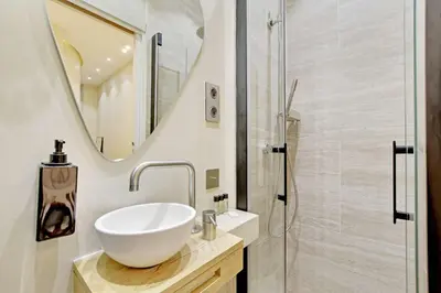 Salle de bains dans l'établissement Petit Luxe Parisien - 2P - parc monceau