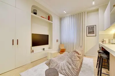Télévision ou salle de divertissement dans l'établissement Petit Luxe Parisien - 2P - parc monceau