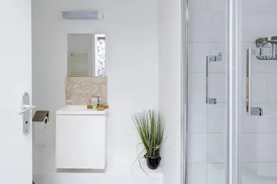 Salle de bains dans l'établissement Bluestay 143 - Charming apartment in Asnieres