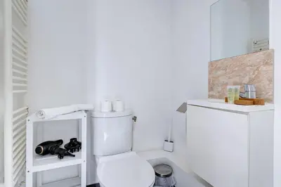 Salle de bains dans l'établissement Bluestay 143 - Charming apartment in Asnieres