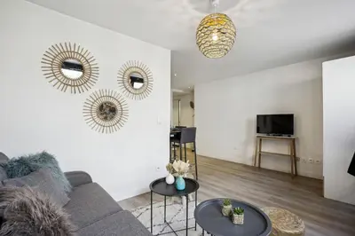 Télévision ou salle de divertissement dans l'établissement Bluestay 144 - Charming apartment in Asnieres