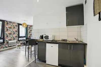 Cuisine ou kitchenette dans l'établissement Bluestay 144 - Charming apartment in Asnieres