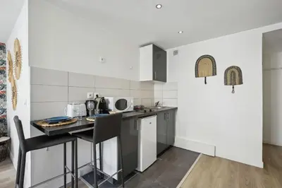 Cuisine ou kitchenette dans l'établissement Bluestay 144 - Charming apartment in Asnieres