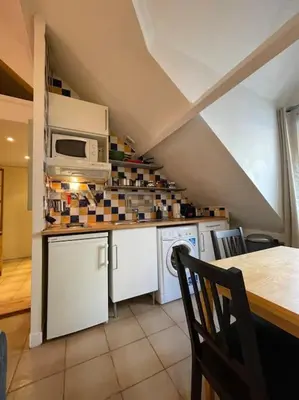 Cuisine ou kitchenette dans l'établissement Cosy appartement place des Abbesses-Sacré-Cœur !
