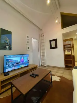 Télévision ou salle de divertissement dans l'établissement Cosy appartement place des Abbesses-Sacré-Cœur !