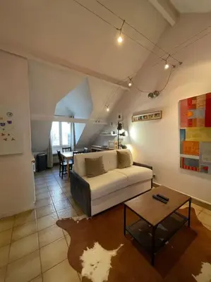 Coin salon dans l'établissement Cosy appartement place des Abbesses-Sacré-Cœur !