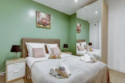 Un ou plusieurs lits dans un hébergement de l'établissement Bluestay 157 - Superb apartment