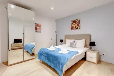 Un ou plusieurs lits dans un hébergement de l'établissement Bluestay 200 - Superb apartment