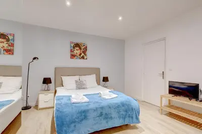 Un ou plusieurs lits dans un hébergement de l'établissement Bluestay 200 - Superb apartment
