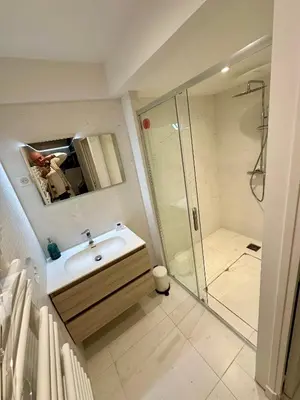 Salle de bains dans l'établissement Charmant studio 37m2 Jardin privatif