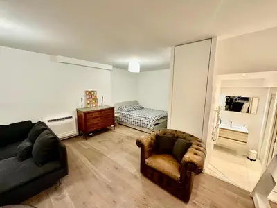 Coin salon dans l'établissement Charmant studio 37m2 Jardin privatif