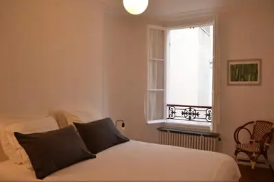 Un ou plusieurs lits dans un hébergement de l'établissement Appartement proche île saint Louis