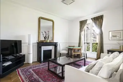 Télévision ou salle de divertissement dans l'établissement Appartement proche île saint Louis