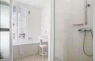 Salle de bains dans l'établissement Appartement proche île saint Louis
