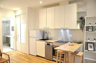Cuisine ou kitchenette dans l'établissement Votre Pied-à-Terre Idéal à Montmartre !