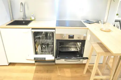 Cuisine ou kitchenette dans l'établissement Votre Pied-à-Terre Idéal à Montmartre !