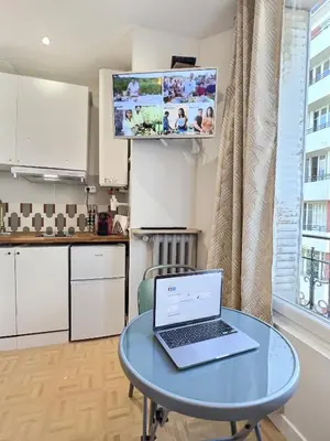 Télévision ou salle de divertissement dans l'établissement Studio Parc-Expo Vanves Paris 15ième