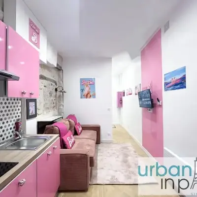 Urban Flat 193 - Barbie in Paris